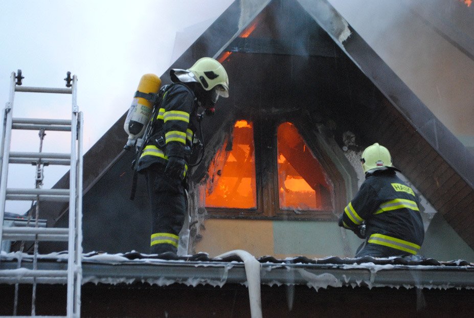 hasiči pri okne do horiacej kuchyne